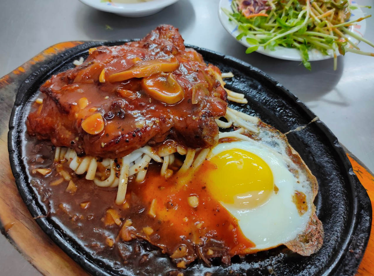 【台中美食】忠孝夜市「老夫子牛排」，百元平價美食吃到飽！