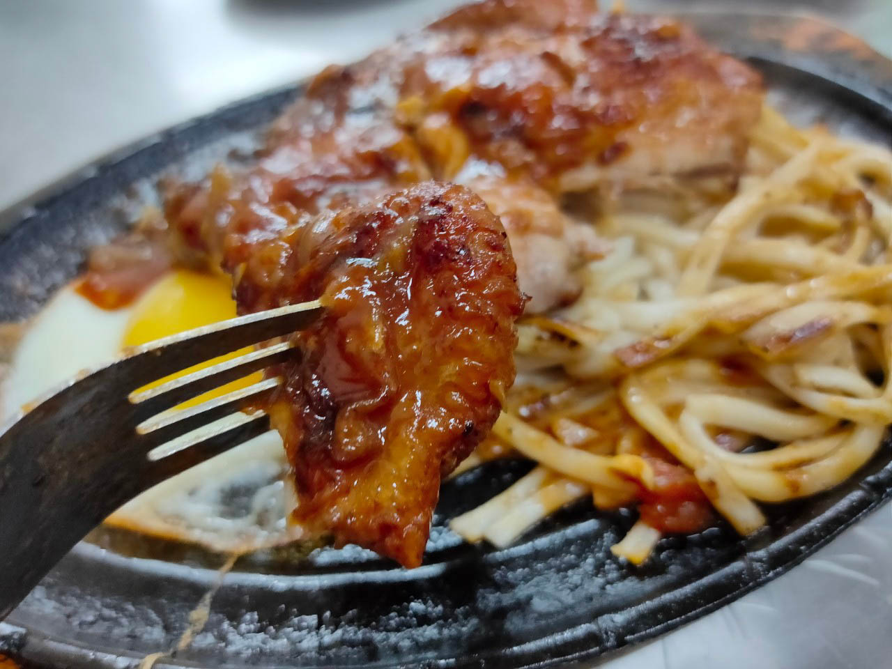 【台中美食】忠孝夜市「老夫子牛排」，百元平價美食吃到飽！